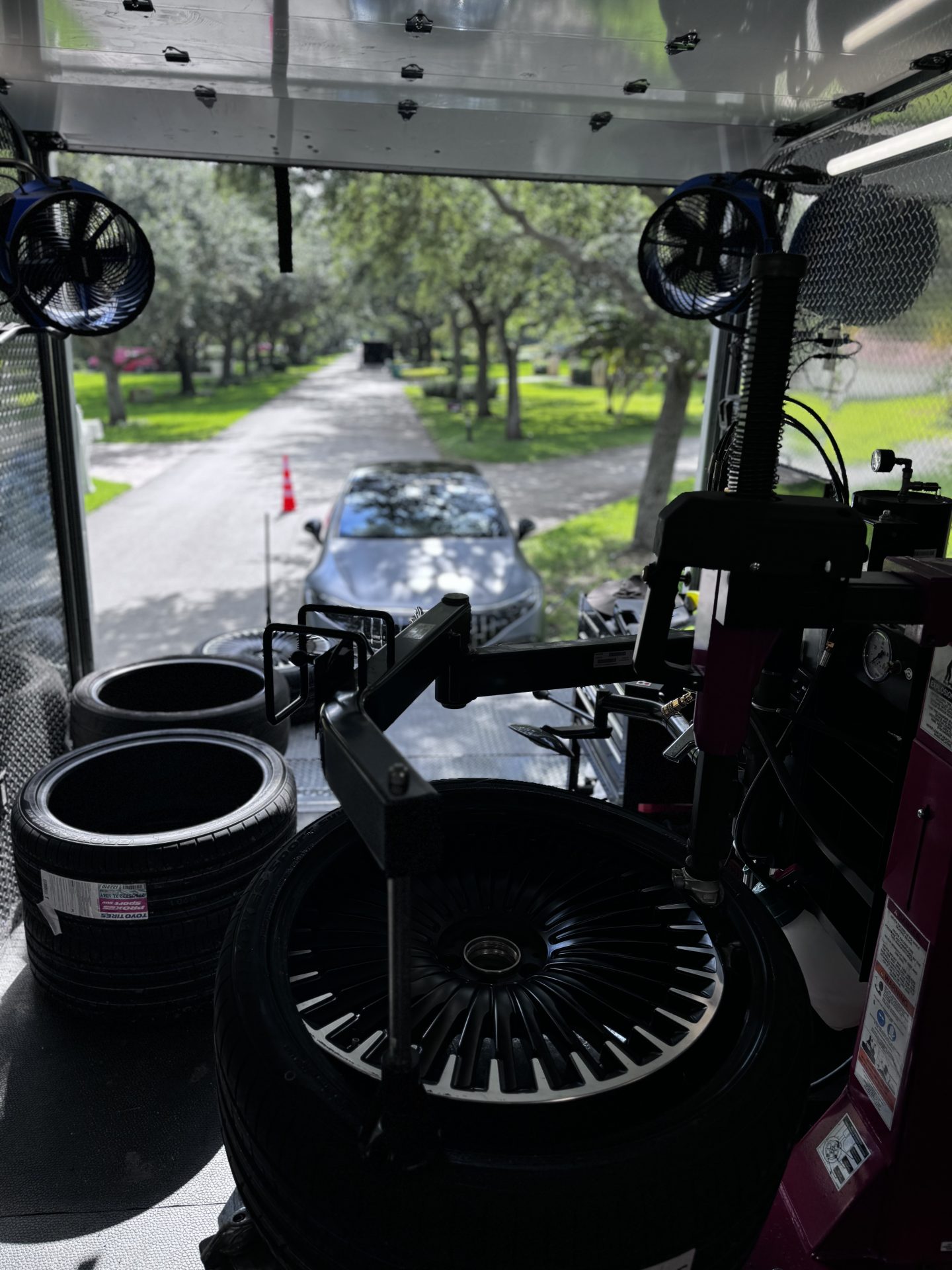 Mobile tire installing